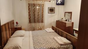 1 dormitorio con 1 cama con 2 toallas en Antica Corte da Edi, en San Daniele del Friuli