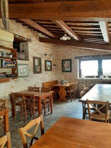 een eetkamer met houten tafels en stoelen bij Il Casale dell'Acquabona in Montefano