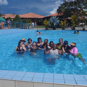 een groep vrouwen in een zwembad bij Fazendinha Parque Raposa in Iguaíba