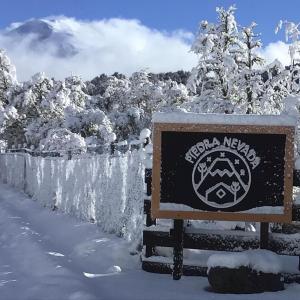 una señal en la nieve junto a una valla en Piedra Nevada, en Malalcahuello