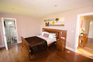 En eller flere senger på et rom på Fuchsia Lodge - New Luxury 5* Beachside Lodge with Sauna - 4 beds ensuite - Spectacular Location