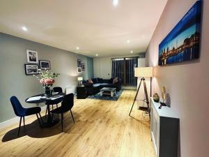 - un salon avec un canapé et une table dans l'établissement Spacious Luxury Waterfront Apartment, à Ipswich