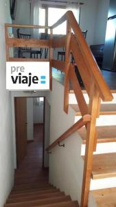 Una escalera en una casa con un cartel. en Departamento Victoria Bariloche en San Carlos de Bariloche