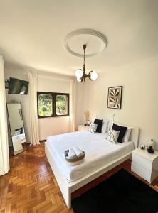 a bedroom with a large white bed in a room at VILA GUIA in Valdreu in Braga