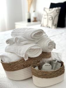 a basket of towels sitting on top of a bed at VILA GUIA in Valdreu in Braga
