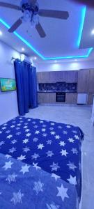 Kuchnia lub aneks kuchenny w obiekcie Luxurious apartment with heated pool jacuzzi