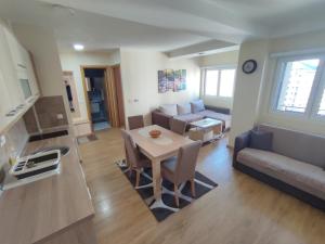 茲拉蒂博爾的住宿－Apartman Zlatibor，客厅配有桌子和沙发