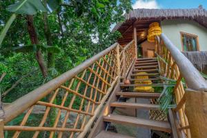 uma escada de madeira que leva a uma casa em Hotel Vila Kebaya em Ilhabela