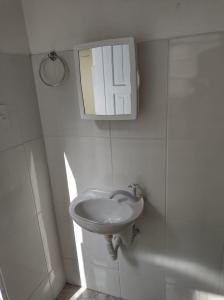 uma casa de banho com um lavatório e um espelho na parede em Casa com ar condicionado perto da Expo SP e Jd Zoologico em São Paulo