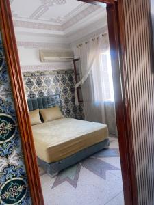 um reflexo de um quarto com uma cama num espelho em Appartement near to AirPort 262 avenue el khalij em Marrakech