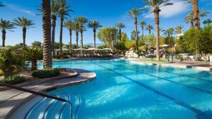 uma piscina com palmeiras num resort em Westin Mission Hills Villas Resort-XMAS em Rancho Mirage