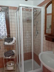 y baño con ducha y lavamanos. en Il Casale dell'Acquabona, en Montefano