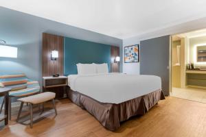a hotel room with a large bed and a chair at Best Western Plus Riviera in Menlo Park