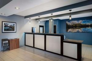 un bar en una habitación con paredes azules en Best Western PLUS Mountain View Auburn Inn, en Auburn