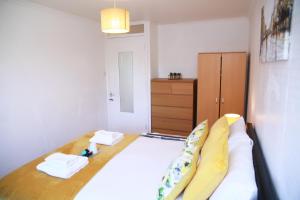 sypialnia z łóżkiem i komodą w obiekcie Kenton Cozy Apartment w mieście Harrow