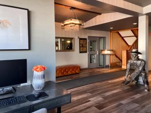 The lobby or reception area at Edgewater Hotel