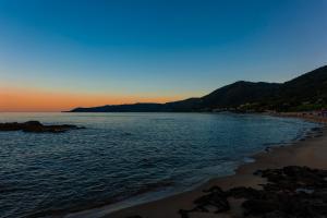 vista para a praia ao pôr-do-sol em Hotel Acciaroli em Acciaroli