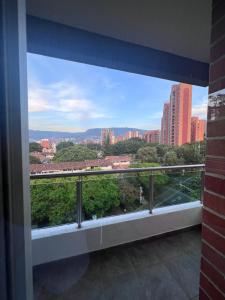 uma vista para a cidade a partir de uma varanda em Luxor apartamentos em Medellín