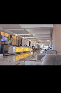 una hall con divani e un bar in un edificio di The Comfort AirB&B - Top floor luxury 1 bedroom apartment with views a Pretoria