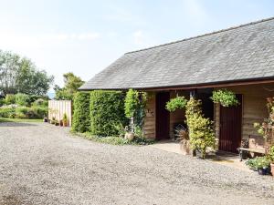 a house with a gravel driveway in front of it at Hop Kiln Barn in Staunton on Wye