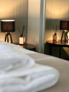 einem geschlossenen Bett mit zwei Tischen und Lampen in der Unterkunft Seaport Apartments Rivadavia I in Ushuaia