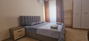 un dormitorio con una cama con un bolso en New Bazaar Side Bliss 2 Bed Room apt with free garage en Tirana