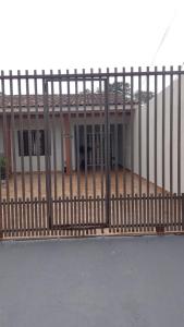 a metal fence in front of a building at Casa Gil in Foz do Iguaçu