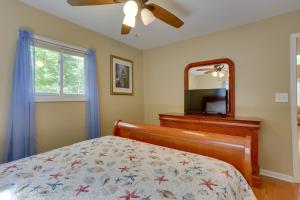 Katil atau katil-katil dalam bilik di Pools, Hot Tub and More Bushkill Mountain Getaway! +24 gambar