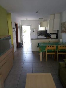 Majoituspaikan Argentera Precioso apartamento con piscina y barbacoa keittiö tai keittotila