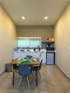 uma cozinha com mesa e cadeiras num quarto em Habitación 23 - Green Casitas em Ensenada