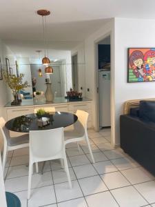 cocina y sala de estar con mesa y sillas en BeiraMar_2quartos_Apto606, en Maceió