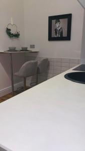een kamer met 2 stoelen en een tafel met een foto aan de muur bij The elegant Garden Room in Blackpool