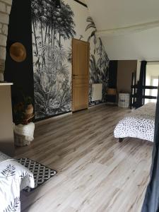 um quarto com 2 camas e piso em madeira em ChezSonBernois :) em Venizy