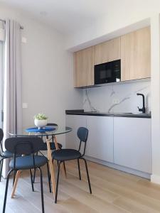 eine Küche mit Tisch und Stühlen in einem Zimmer in der Unterkunft RAMBLA DREAMS Nuevo apartamento céntrico y 1GB in Santa Cruz de Tenerife