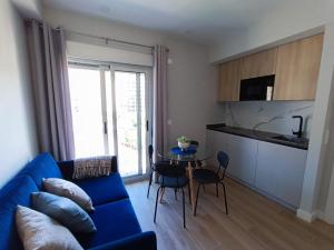 ein Wohnzimmer mit einem blauen Sofa und einem Tisch in der Unterkunft RAMBLA DREAMS Nuevo apartamento céntrico y 1GB in Santa Cruz de Tenerife + 7 Fotos