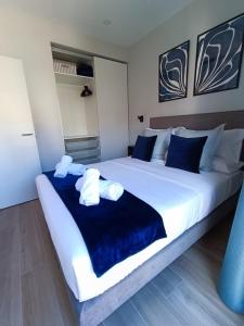 una camera da letto con un grande letto con asciugamani di RAMBLA DREAMS Nuevo apartamento céntrico y 1GB a Santa Cruz de Tenerife