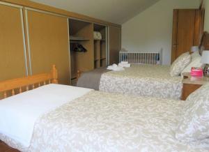 a room with two beds and a room with at Cantinho do Mel in Castro Daire