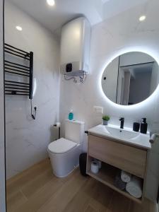 bagno con servizi igienici, lavandino e specchio di RAMBLA DREAMS Nuevo apartamento céntrico y 1GB a Santa Cruz de Tenerife
