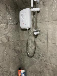 La salle de bains est pourvue d'une douche et d'un sèche-cheveux. dans l'établissement One Bed Room Flat Near Wembley stadium, à Londres