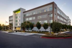 um grande edifício com um parque de estacionamento em frente em Element Sacramento Airport em Sacramento