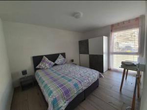 Un dormitorio con una cama grande y una ventana en Jacqueline residence en Sion