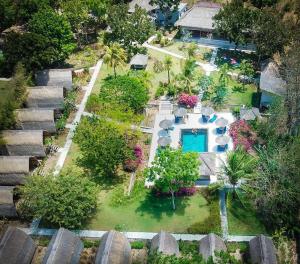 vista aerea di una casa con piscina di Ekas Breaks Resort a Ekas