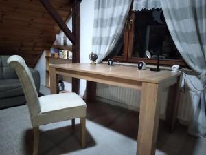 a wooden table and a chair in a room at 100 Stufen über dem Rhein in Oberwesel