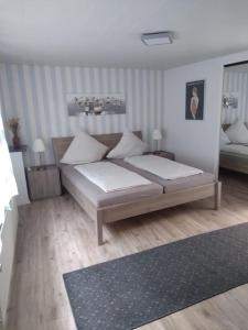 - une chambre avec un lit et deux oreillers dans l'établissement 100 Stufen über dem Rhein, à Oberwesel