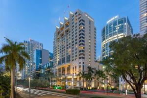 un grupo de edificios altos en una ciudad en JW Marriott Miami, en Miami