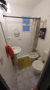 łazienka z toaletą i umywalką w obiekcie HABITACIÓN EN CASA DE FAMILIA CERCA DE LA LAGUNA ROOM NEXT TO THe LAGOON w mieście Ushuaia