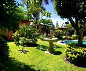 Chiconcuac的住宿－Quinta Villamarim，庭院中间带喷泉的花园