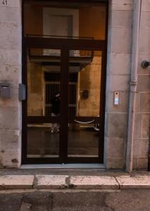 een deur naar een gebouw met een persoon erin bij Il Pilone in Barletta