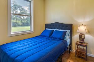 um quarto com uma cama azul e uma janela em Pet Friendly Newton Guest House 2 Mi to Main St! em Newton