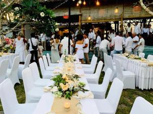 ricevimento di nozze con tavoli bianchi e sedie bianche di Ekas Breaks Resort a Ekas